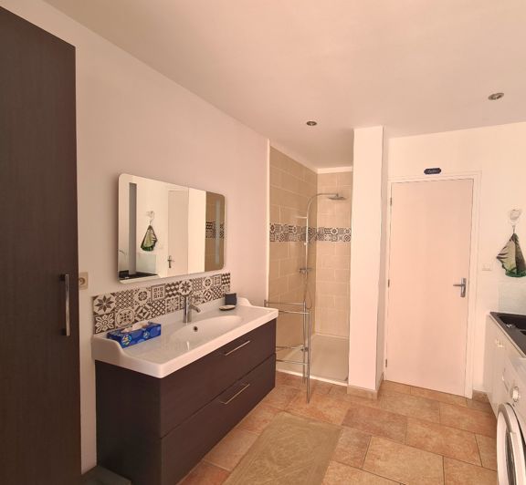 Image No.24-7 Bed Property for sale