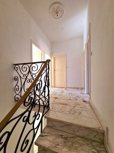 Image No.18-5 Bed House for sale