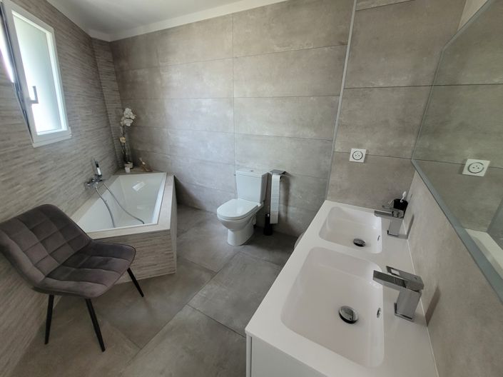 Image No.9-5 Bed Property for sale
