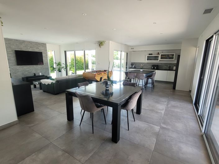Image No.12-5 Bed Property for sale