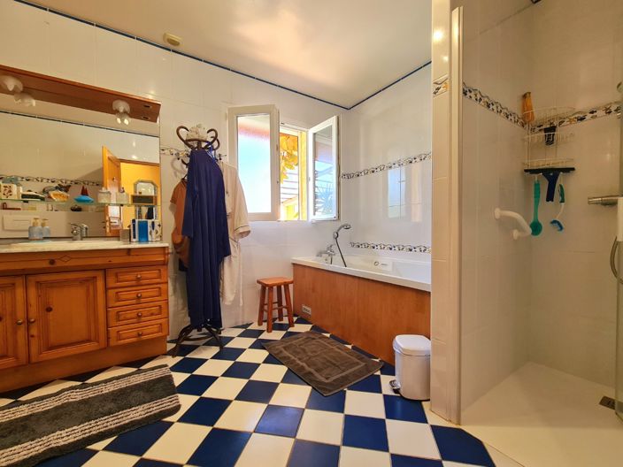 Image No.18-4 Bed Property for sale