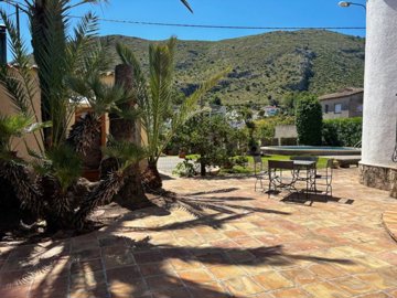 rustic-detached-house-for-sale-walking-distan