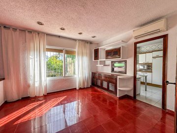 rustic-detached-house-for-sale-walking-distan