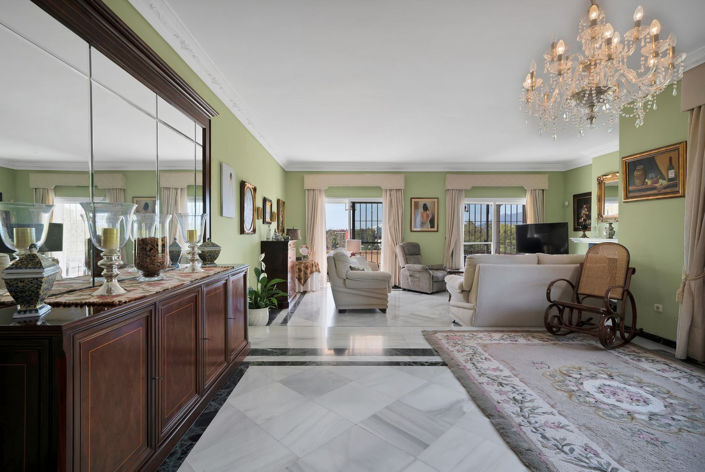Image No.10-6 Bed Property for sale