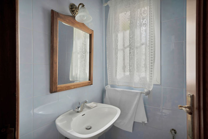 Image No.28-6 Bed Property for sale