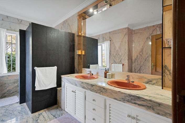 Image No.35-6 Bed Property for sale