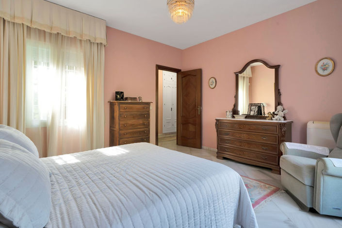 Image No.38-6 Bed Property for sale