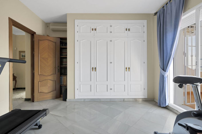Image No.43-6 Bed Property for sale