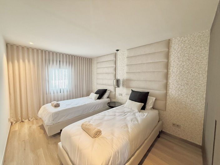 Image No.10-5 Bed Property for sale
