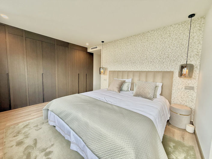 Image No.24-5 Bed Property for sale