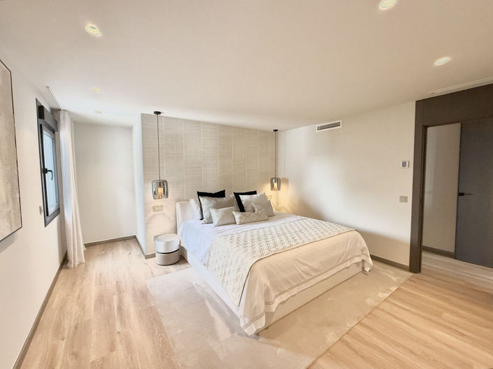 Image No.27-5 Bed Property for sale