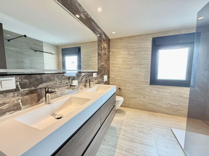 Image No.28-5 Bed Property for sale
