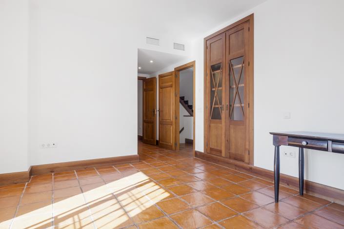 Image No.11-4 Bed Townhouse for sale