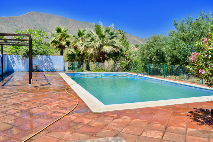 Image No.2-4 Bed House for sale