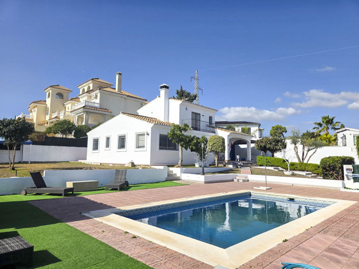 Image No.2-Villa de 3 chambres à vendre à Estepona
