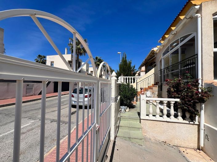 Image No.10-3 Bed House for sale