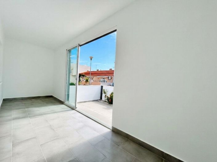 Image No.8-2 Bed Townhouse for sale
