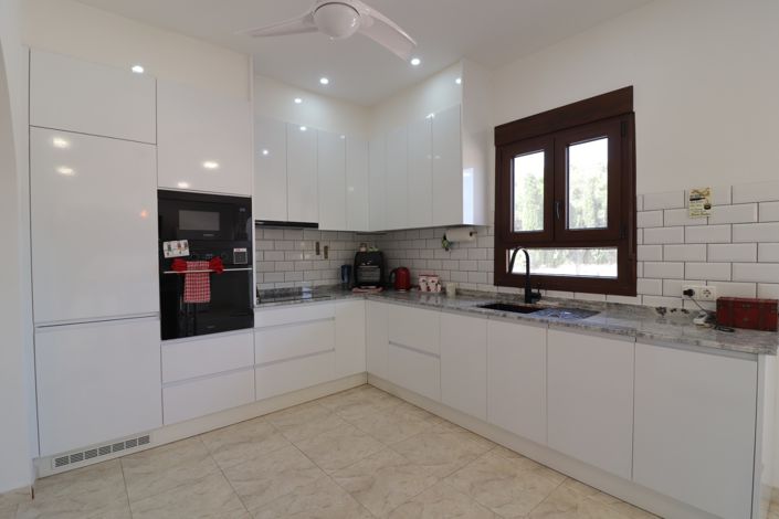 Image No.9-3 Bed Country Property for sale