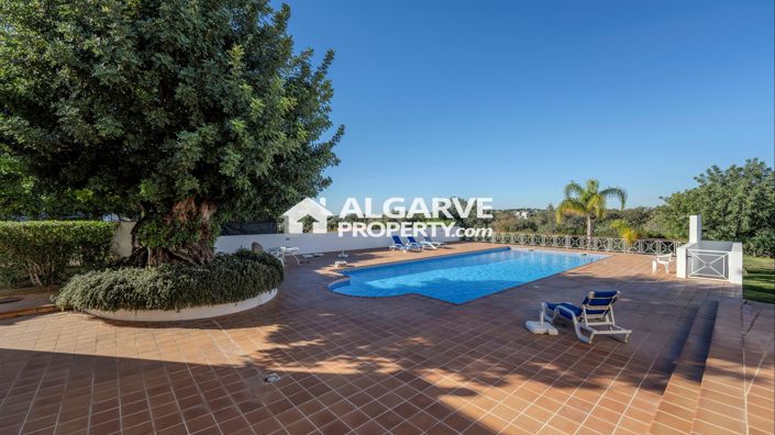 Charming 3 bedroom villa in a closed resort next to the centre of Almancil, Algarve