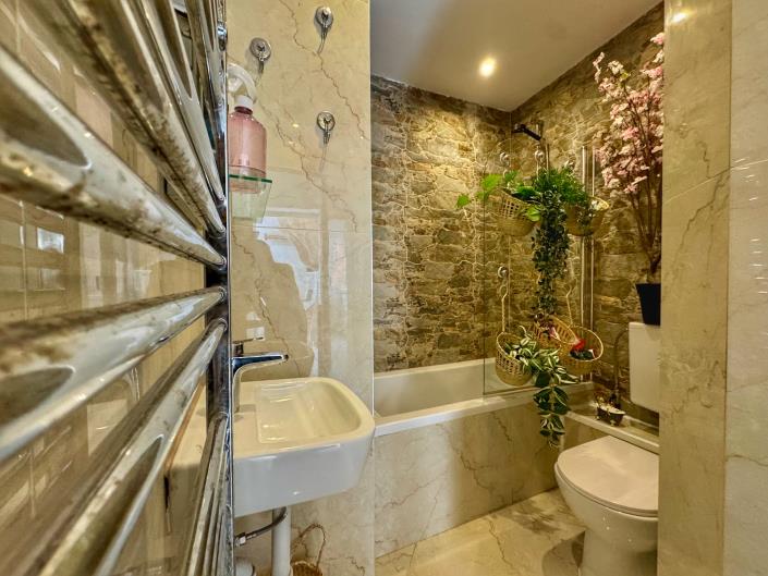 Image No.16-2 Bed Semi-Detached for sale