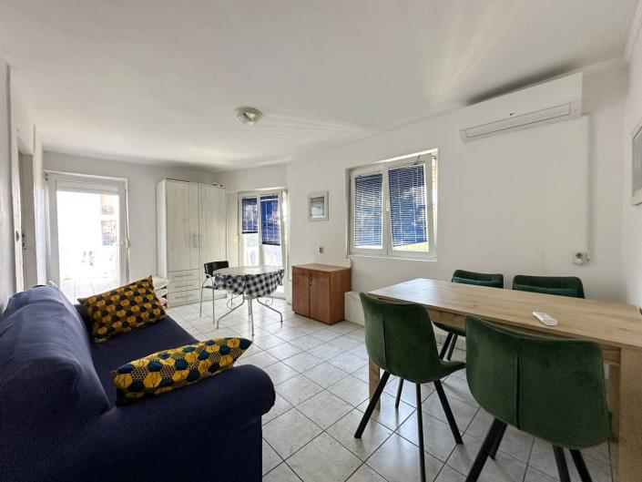 Image No.8-6 Bed House for sale