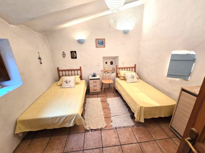 Image No.12-6 Bed Property for sale