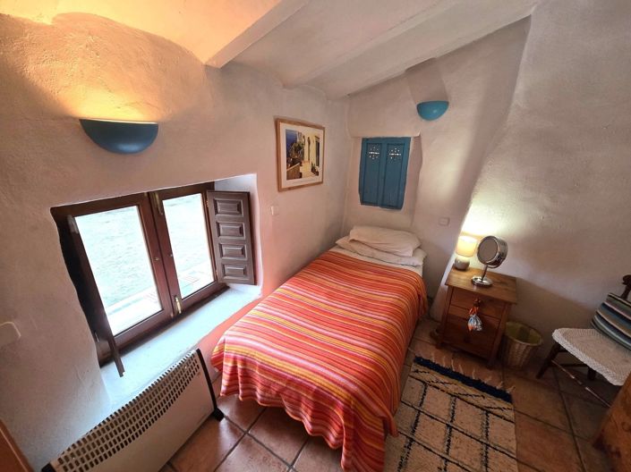 Image No.14-6 Bed Property for sale