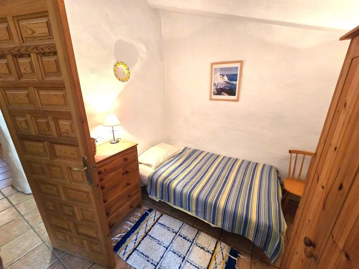 Image No.15-6 Bed Property for sale