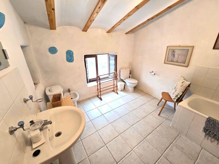 Image No.16-6 Bed Property for sale