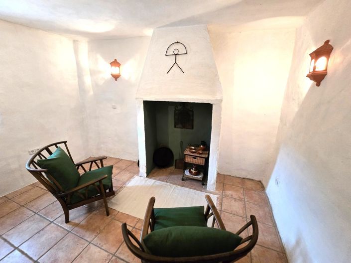 Image No.17-6 Bed Property for sale