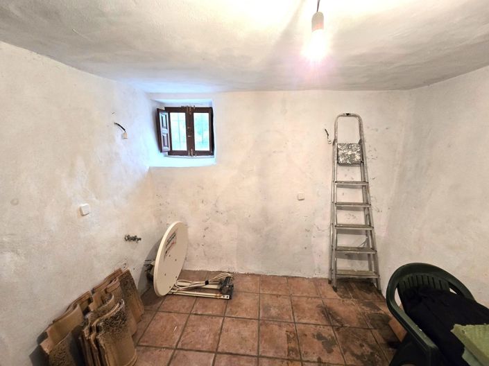 Image No.19-6 Bed Property for sale