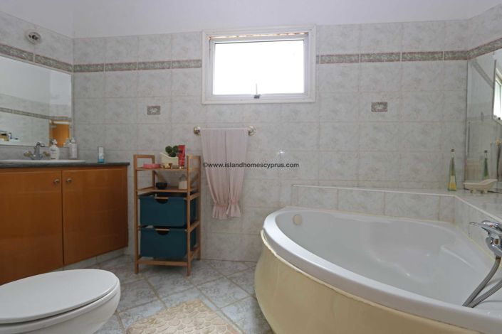 Image No.12-3 Bed Villa / Detached for sale