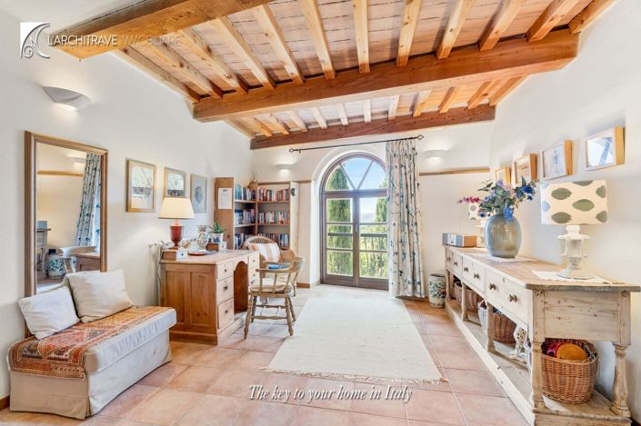 Image No.9-6 Bed House for sale