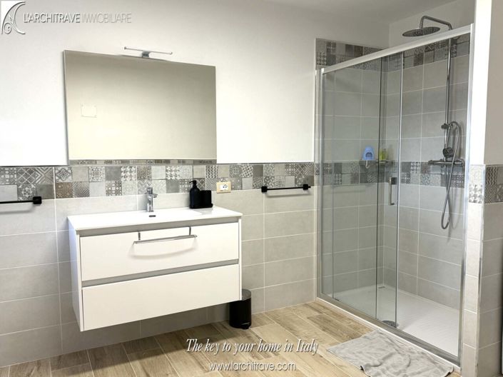 Image No.11-3 Bed House for sale