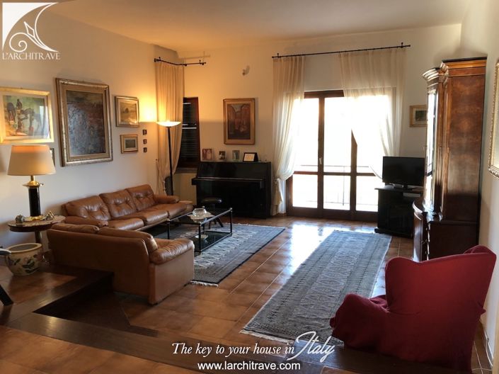 Image No.3-5 Bed House for sale