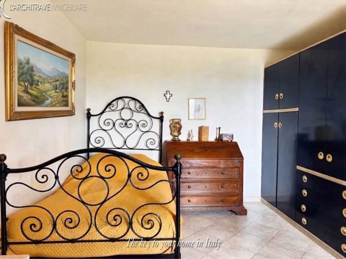 Image No.11-3 Bed House for sale