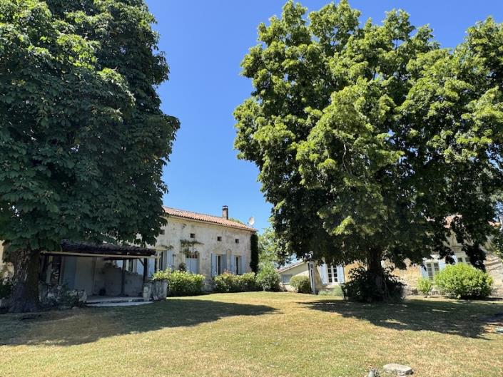 Image No.2-Propriété de pays de 8 chambres à vendre à Chalais