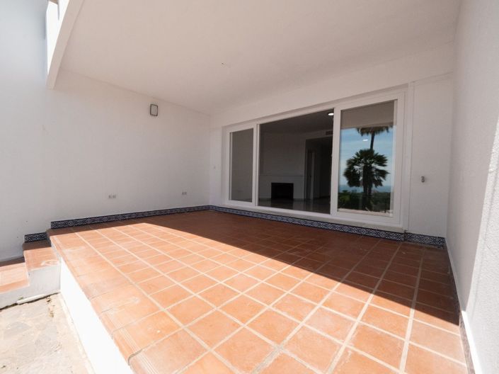 Image No.12-4 Bed Townhouse for sale