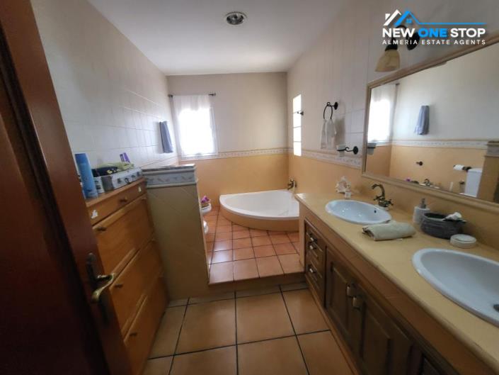 Image No.22-4 Bed Villa / Detached for sale