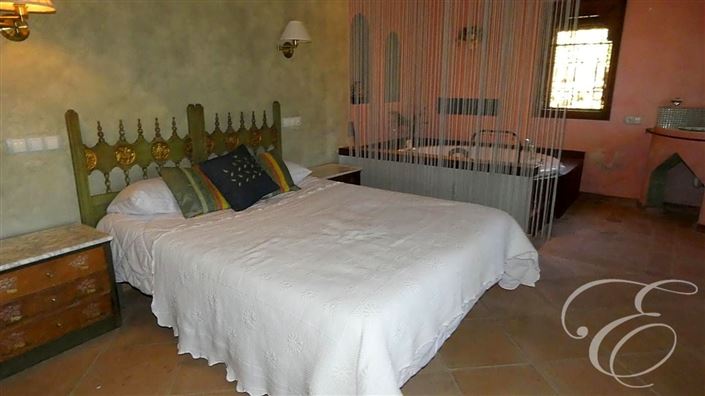 Image No.11-5 Bed Property for sale