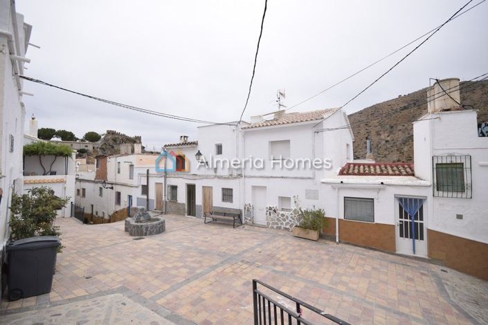 Image No.21-4 Bed Townhouse for sale