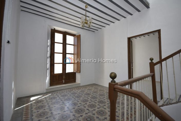 Image No.11-6 Bed Townhouse for sale