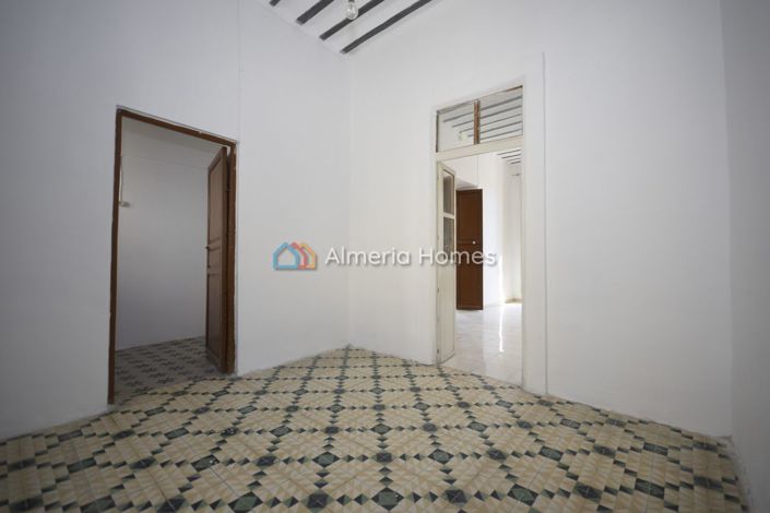 Image No.14-6 Bed Townhouse for sale