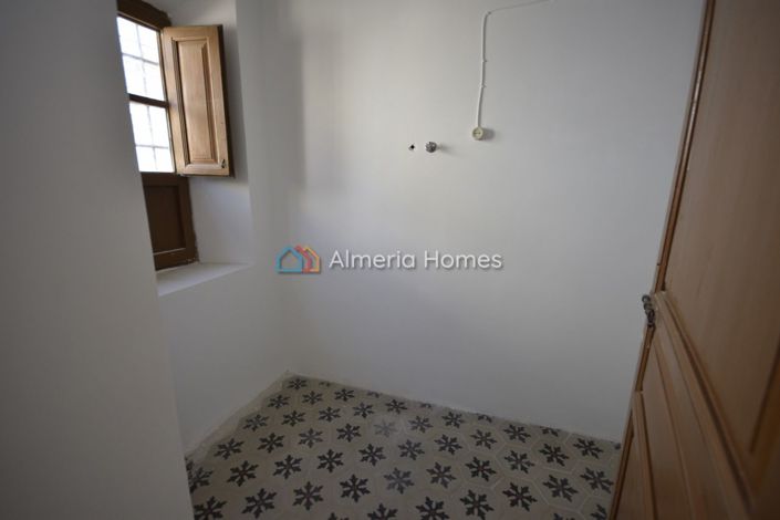 Image No.15-6 Bed Townhouse for sale