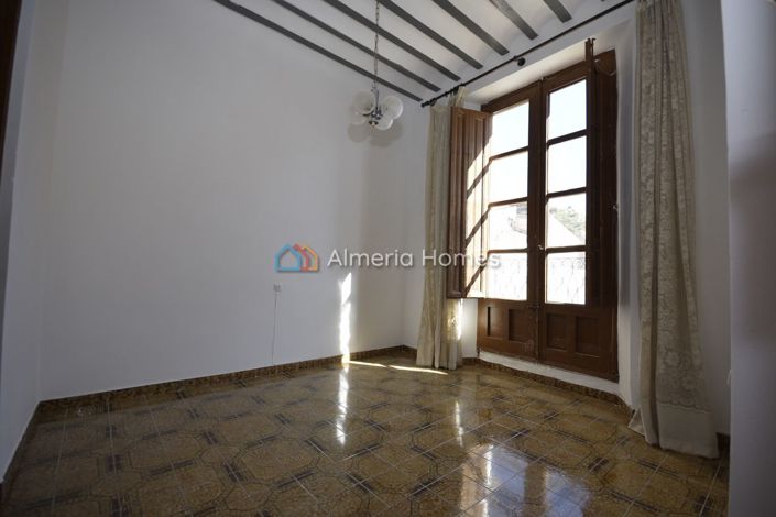 Image No.16-6 Bed Townhouse for sale