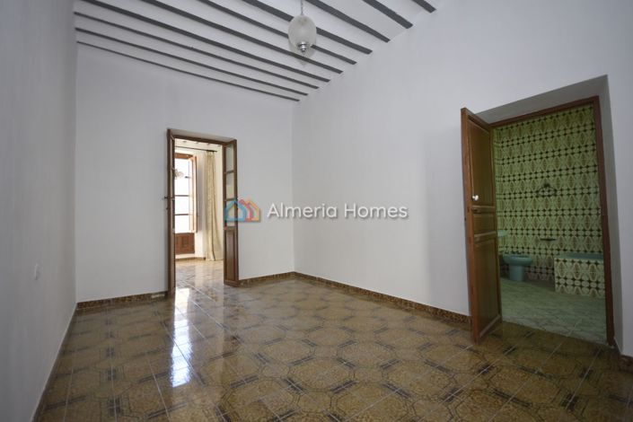 Image No.17-6 Bed Townhouse for sale