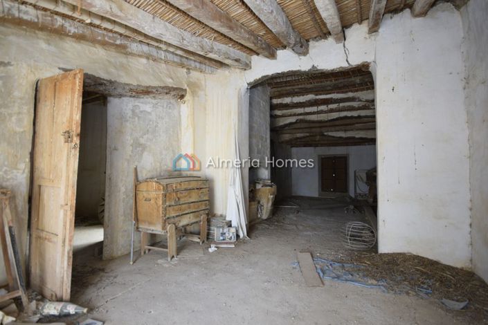 Image No.20-6 Bed Townhouse for sale