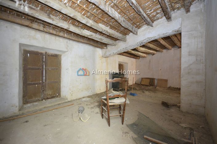 Image No.21-6 Bed Townhouse for sale