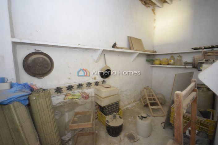 Image No.26-6 Bed Townhouse for sale
