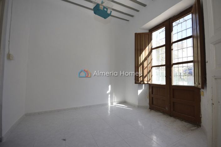 Image No.6-6 Bed Townhouse for sale